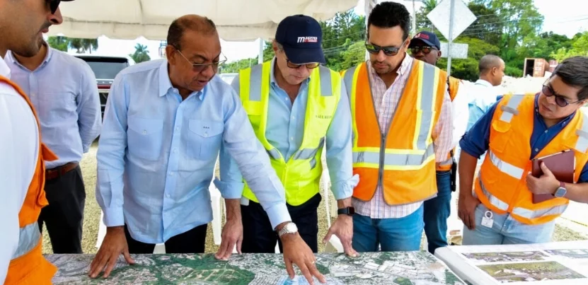 Deligne Ascención  junto a contratistas   de la obra.