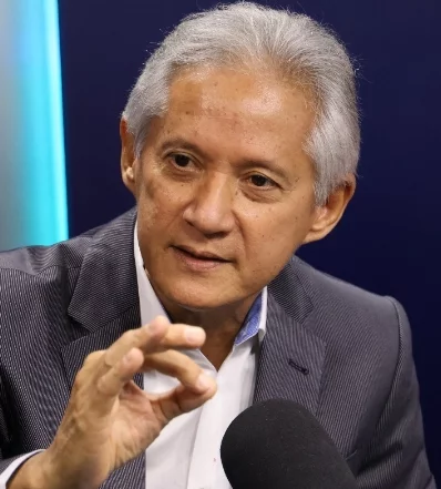 Ng Cortiñas es  economista y dirigente político.