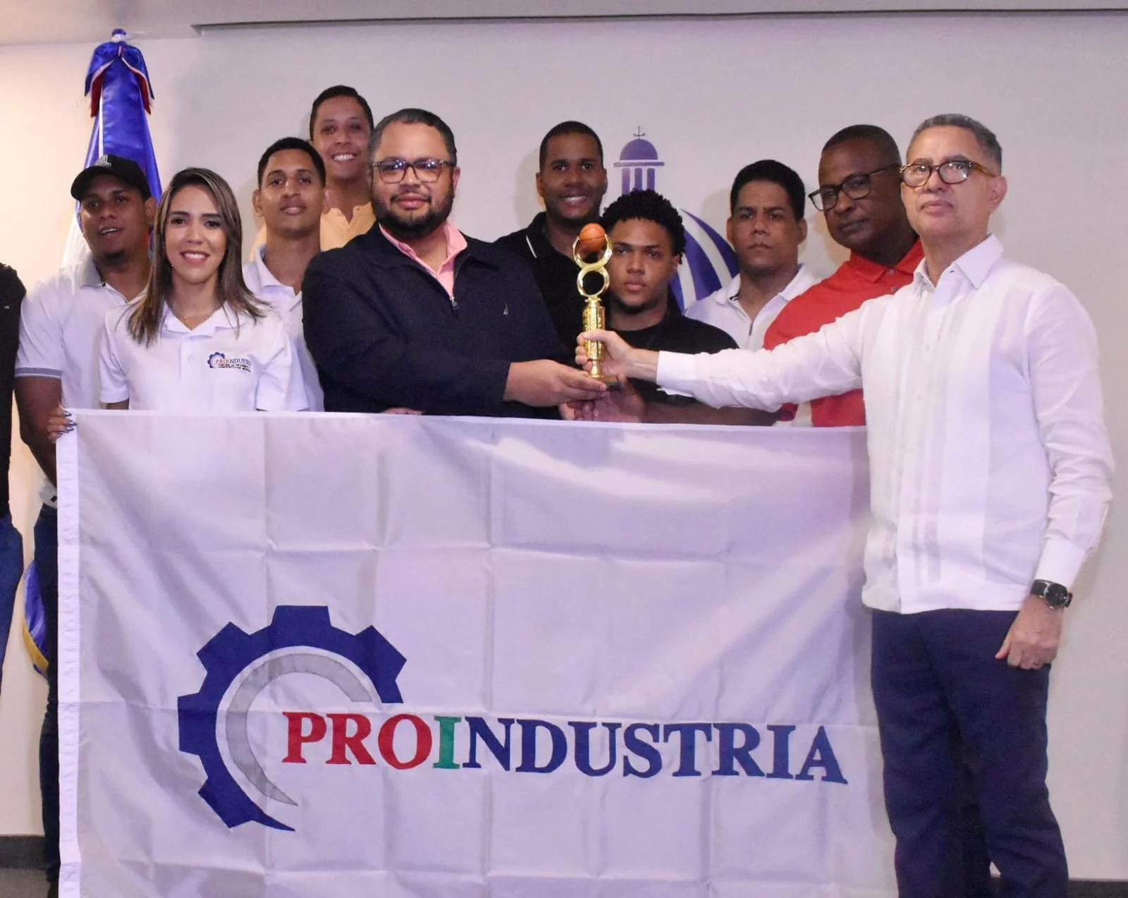 El viceministro Kennedy Vargas entrega trofeo