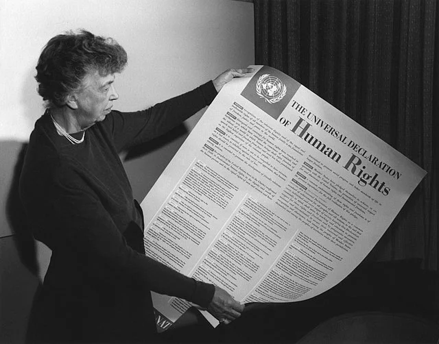 La ex primera dama de los Estados Unidos, Eleanor Roosevelt, con una copia de la Declaración Universal de los Derechos Humanos. Fuente externa