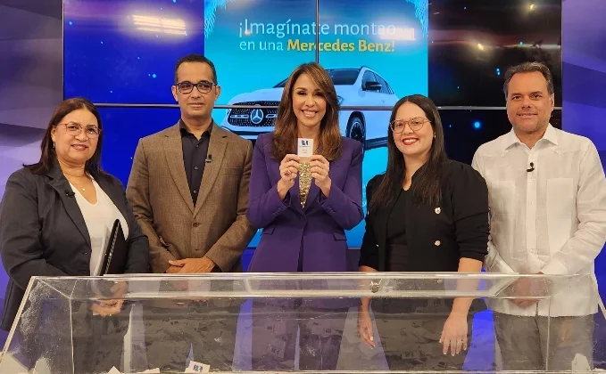 Ejecutivos de la entidad extraen el boleto ganador en Esta Noche Mariasela.
