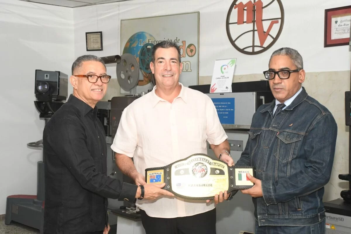 Domingo Bermúdez, presidente de Color Visión, recibió de manos de al momento Alex Sánchez, y el viceministro de Deportes, Kennedy Vargas, la faja mundial que ostentó Jack Veneno. Fuente externa