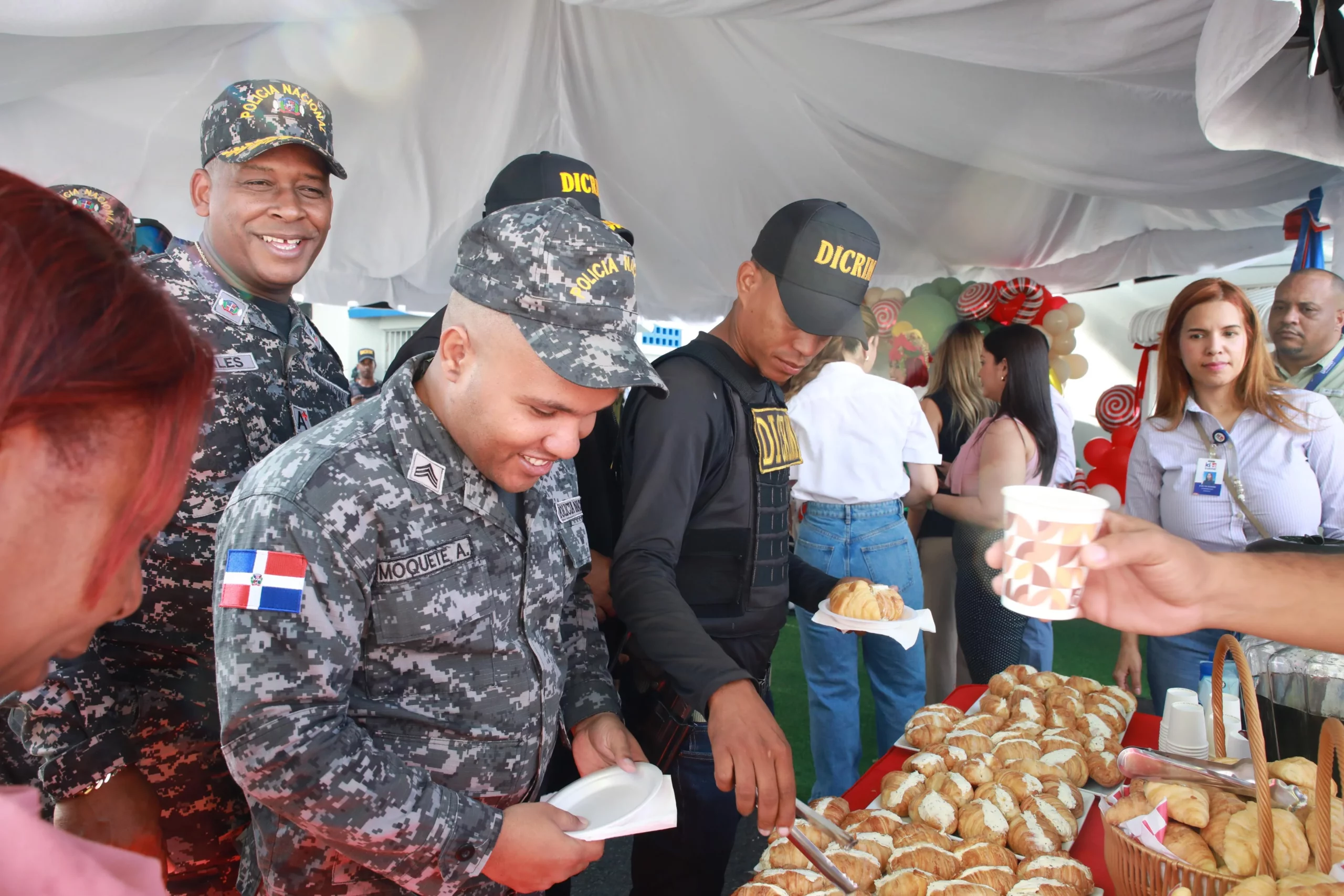 El Indotel compartió un desayuno navideño con los uniformados. Fuente externa