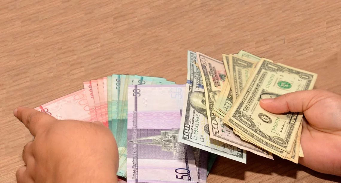 pesos-y-dolares-remesas-remesadoras-1140×749
