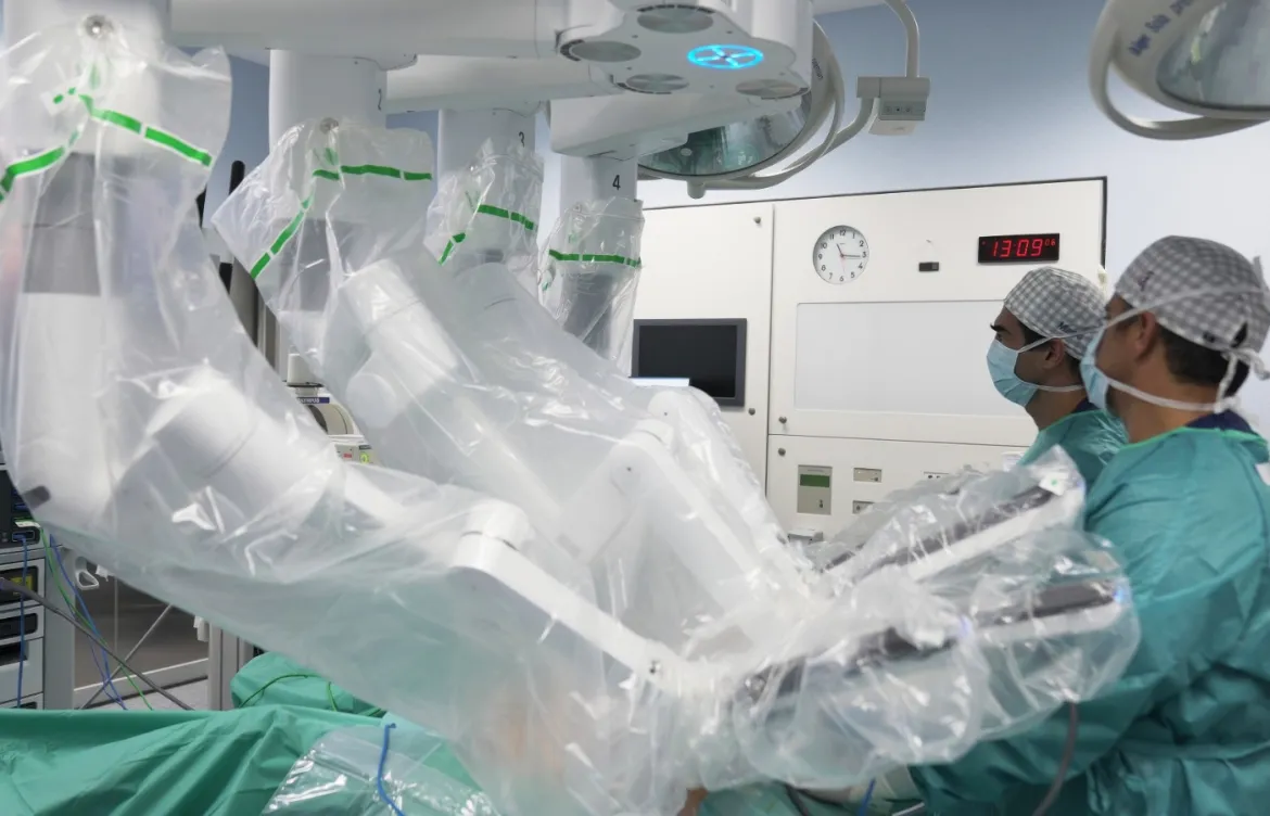 robot-da-vinci-urologia-quironsalud-1170×752 (1)