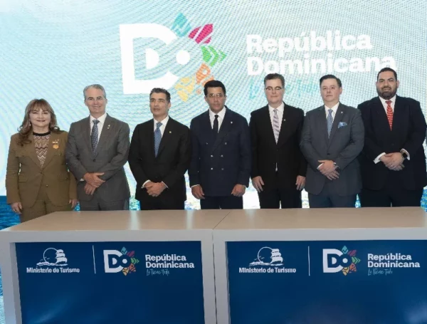Personalidades durante el anuncio de inversión en hotel.