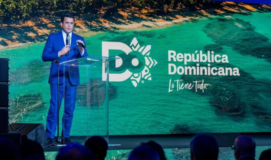 En la feria    turística con más de 200 expositores, se dan cita más de 30 empresas dominicanas del sector turismo local.