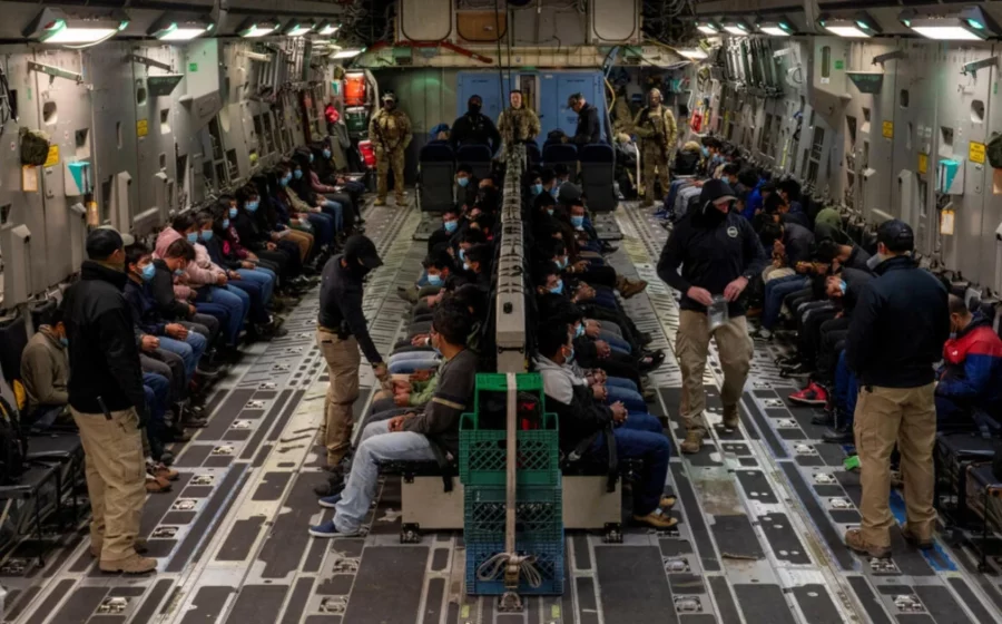 El presidente Donald Trump inició una política de repatriación masiva de inmigrantes ilegales.