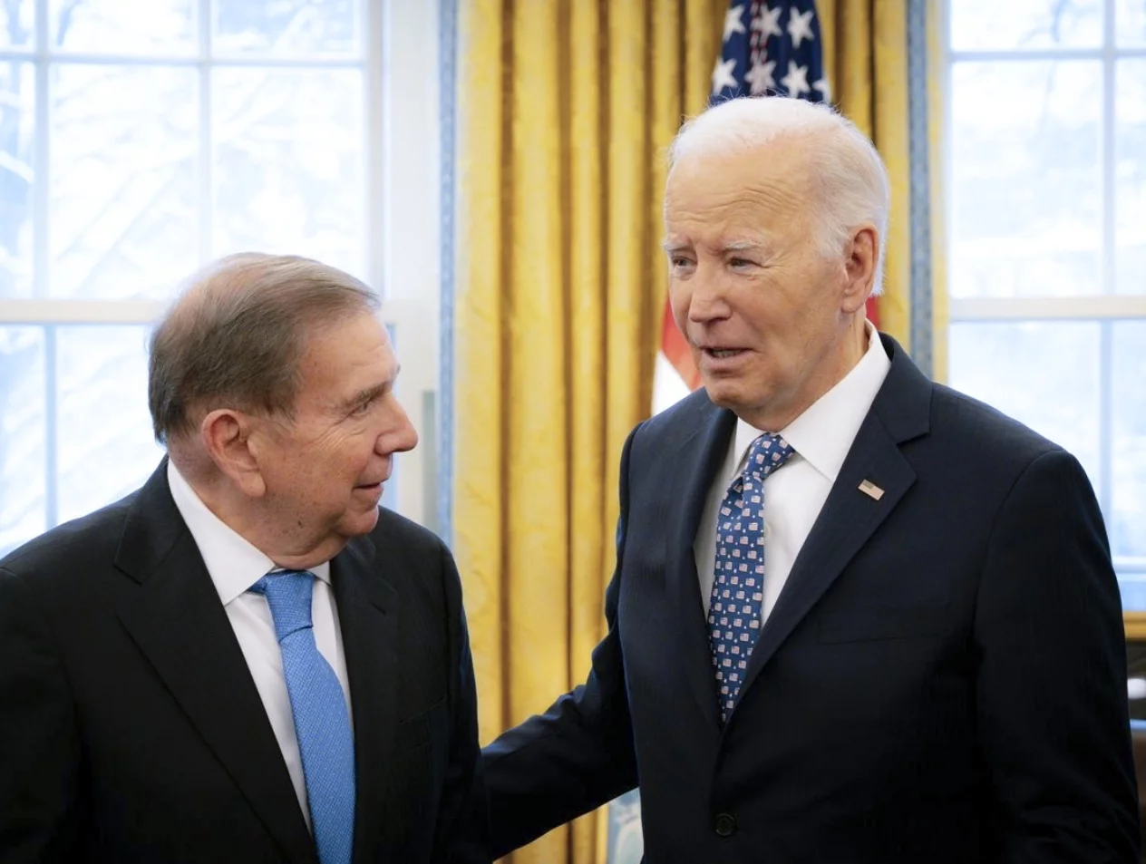 El presidente de Estados Unidos, Joe Biden, conversa con  Edmundo González Urrutia. efe
