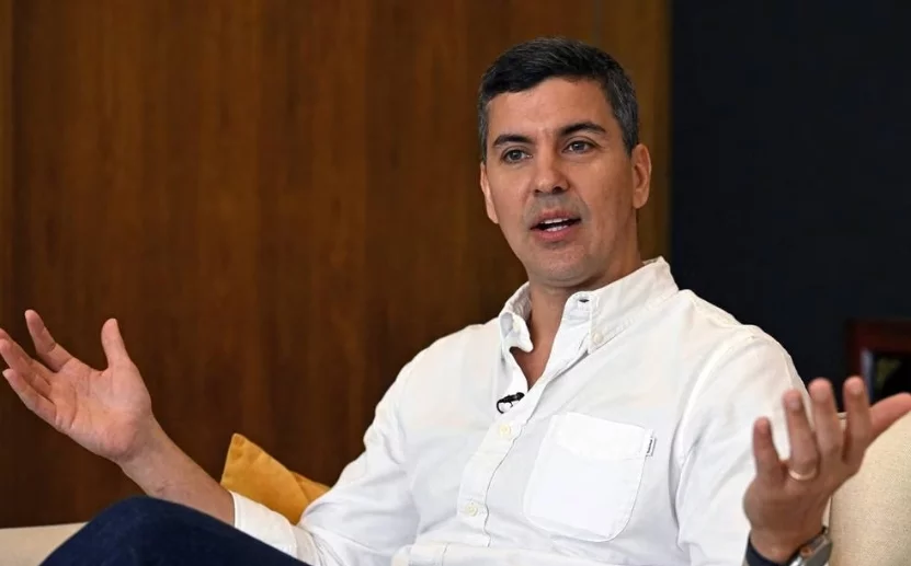 El presidente Santiago Peña apoya a opositor Ganzález Urruytia.