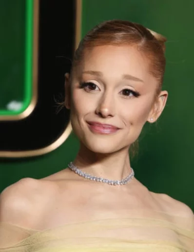 La cantante Ariana Grande estrenó cinta en el cine.