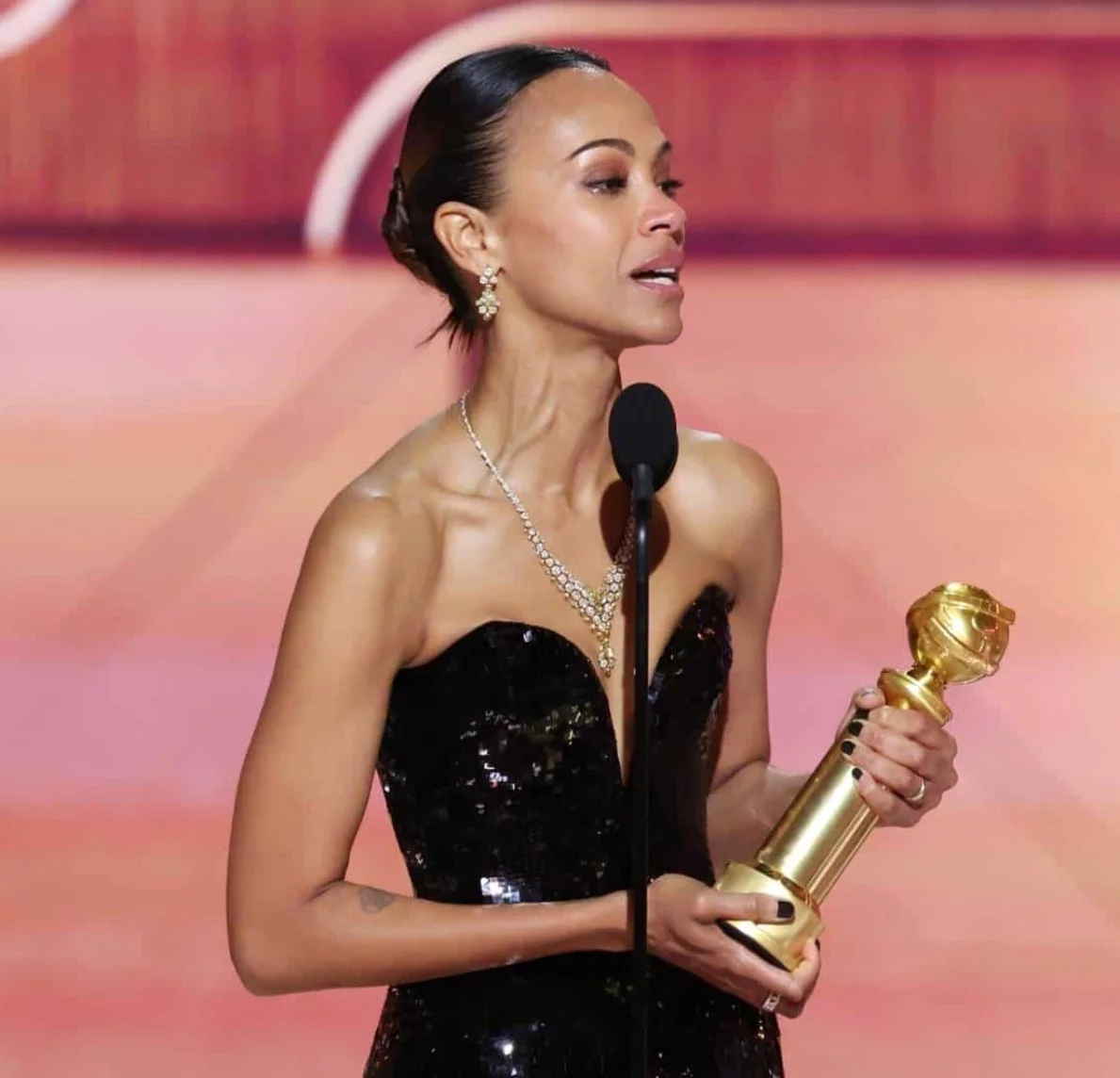 Momento en el que  Saldaña expresa  su emoción por haber recibido el premio.  AGENCIA FOTO