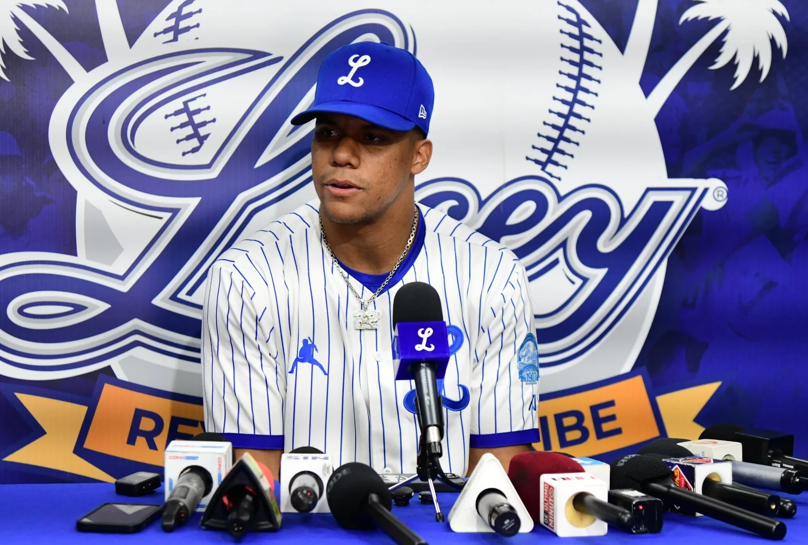 Juan Soto conversa con los periodistas durante una conferencia de prensa ayer en el estadio Quisqueya Juan Marichal.