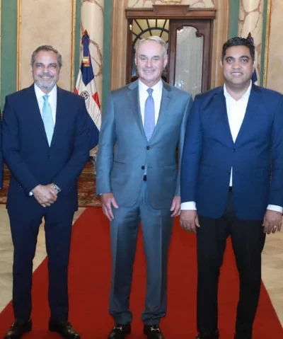 El comisionado Rob Manfred durante su visita a Palacio.