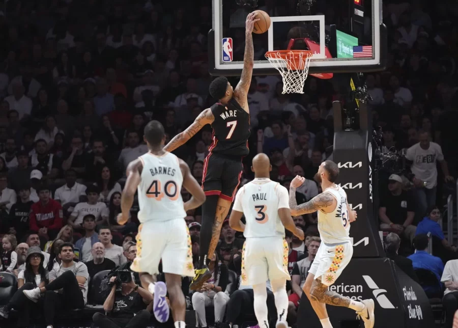 Kel’el Ware realiza un donqueo durante el juego de Miami ante San Antonio.