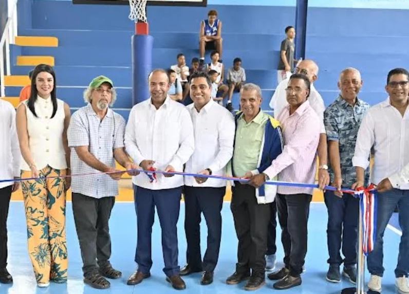 Samuel Pereyra, Kelvin Cruz, y el padre Regelio, en el acto.