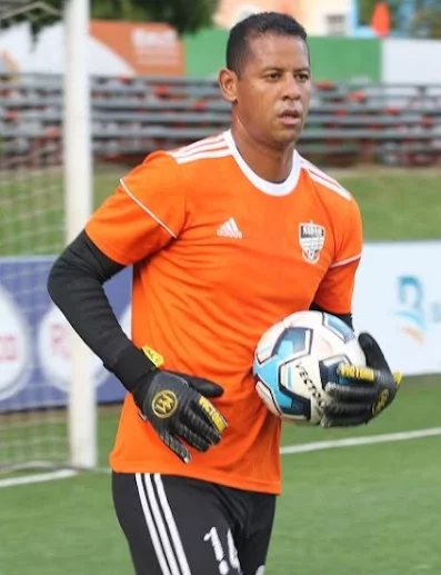 Miguel “Pichi” Lloyd, seguirá en las filas del Cibao FC.