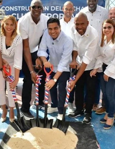 Kevin Cruz y otras autoridades, dan el palazo  inicial.