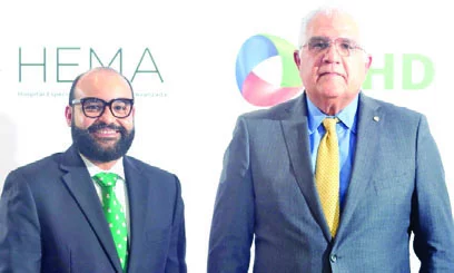 Ejecutivos de ambas entidades durante la firma del acuerdo.