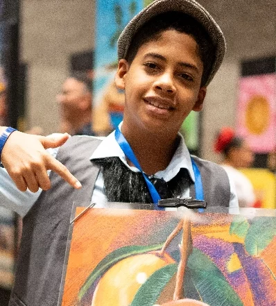 Un joven artista exhibe una de sus obras.