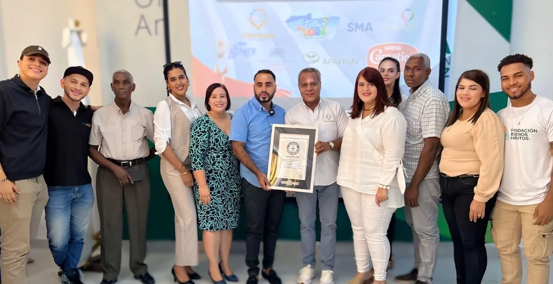 Autoridades de Consejo Ecoturístico Sánchez Ramírez y miembros de SMA Group, durante la premiación.