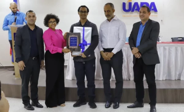 Docentes premian al ganador del primer lugar,  Franklin Valdez de León.