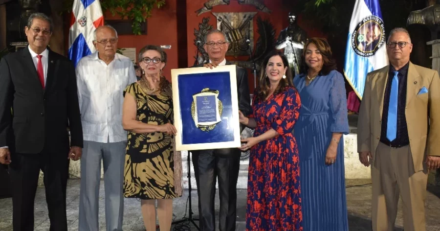 Directivos del Instituto Duartiano reconocen a la Compañía Lírica Nacional.