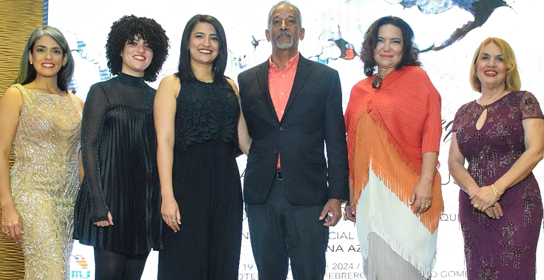 Arvi Mármol y Vicky Jácquez, junto a la familia Balcácer.