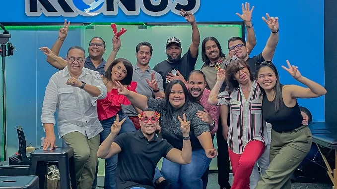Jeff Reyes junto a sus invitados.