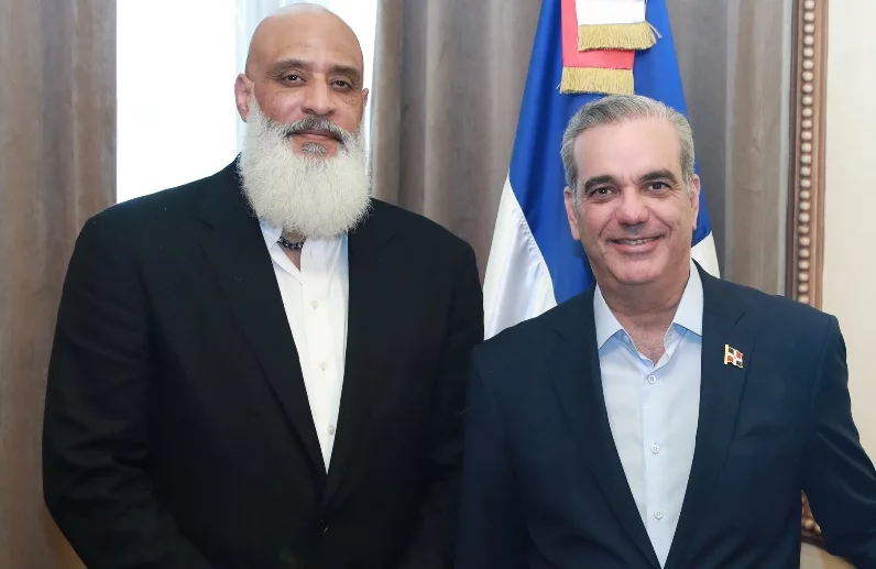 El presidente Abinader junto a Tony Clark en el Palacio.