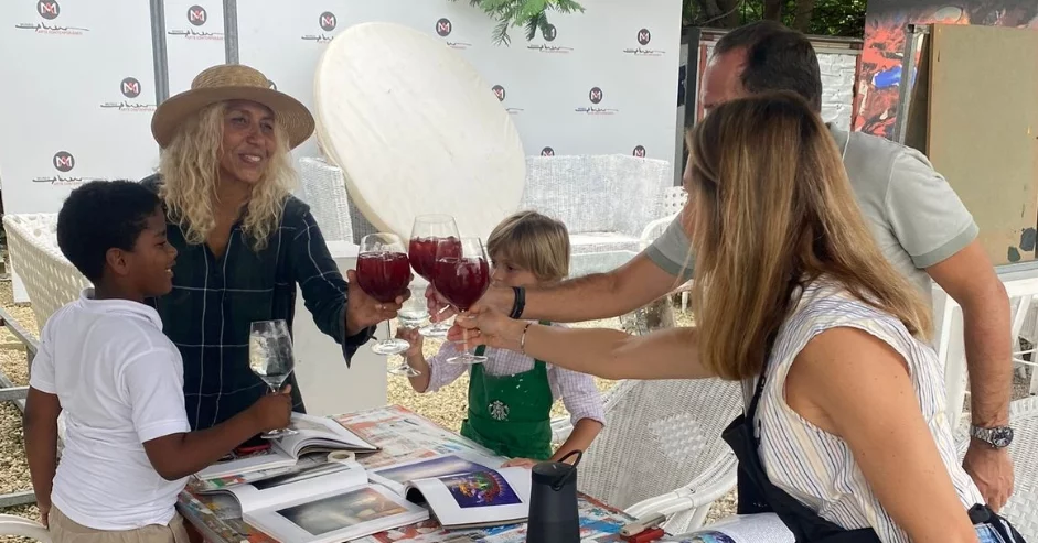 Una familia disfruta de uno de los  talleres de pintura.
