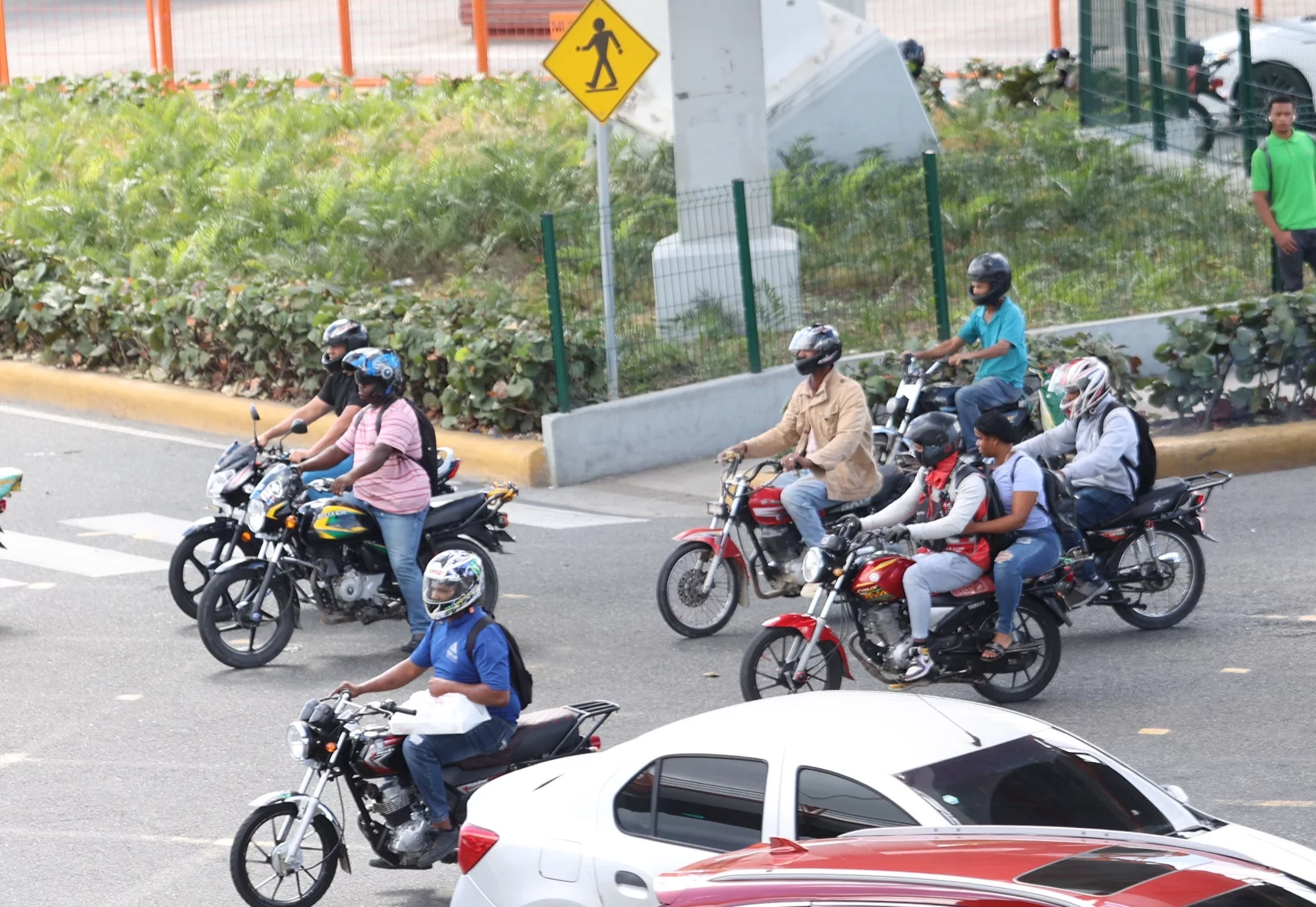 Los motociclistas no tienen bandera roja a la hora de tomar decisiones en las calles, pese a la presencia de agentes policiales.