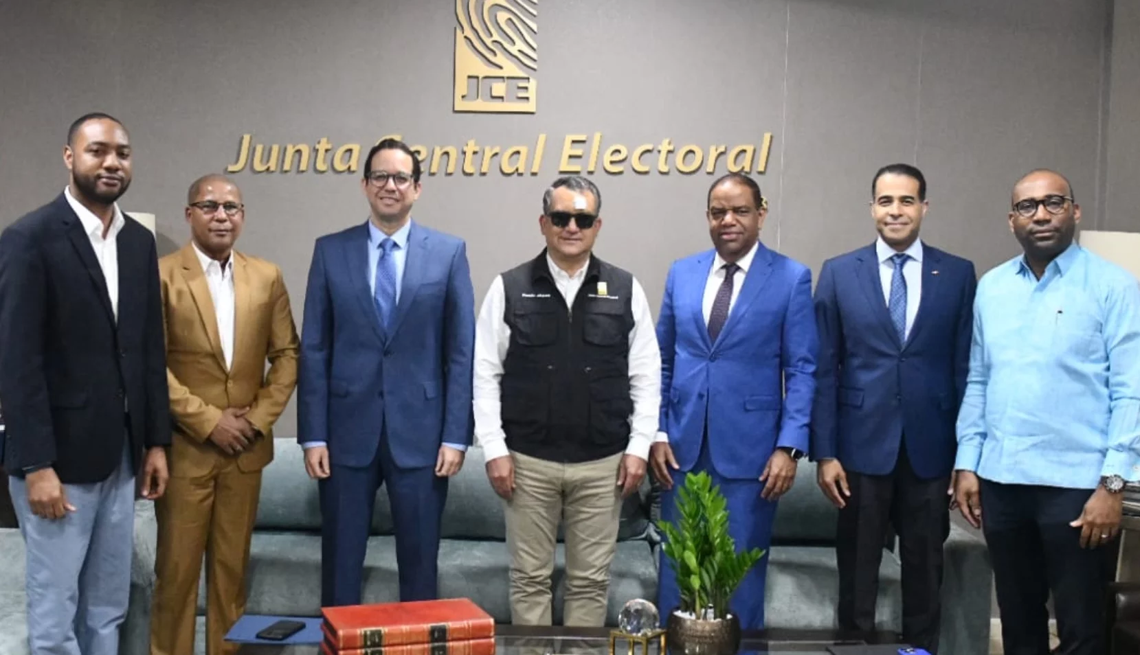 Los representantes de los tres partidos mayoritarios reunidos ayer con el presidente de la JCE.