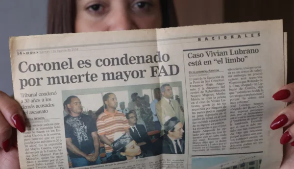 EL DÍA del 1 de agosto de 2008 da cuenta de la condena de los tres implicados en el caso, quienes aparecen de pie.  ELIESER TAPIA