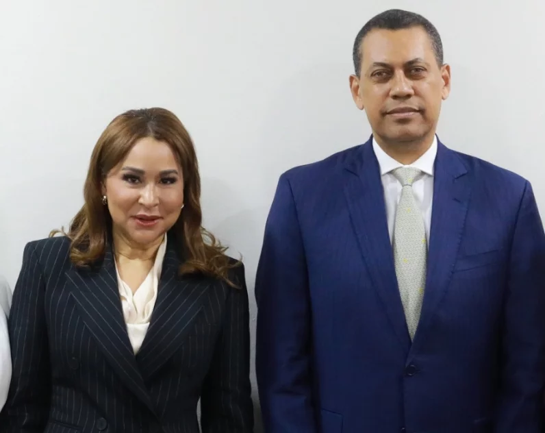 Mayra Jiménez y Guido Gómez Mazara tras reunión.