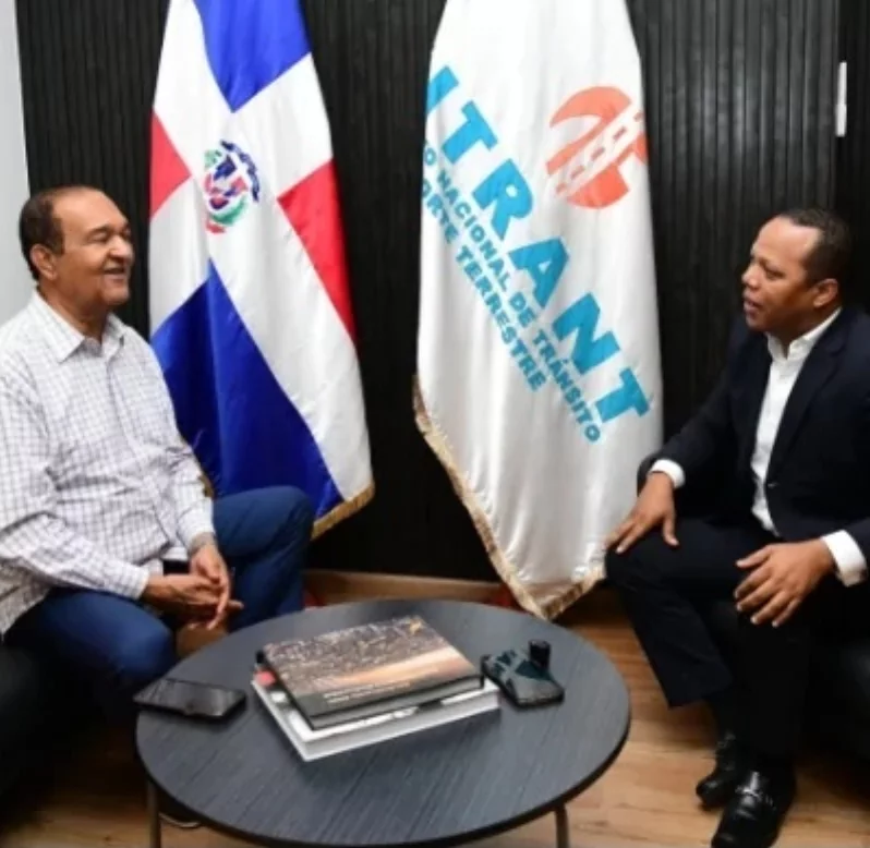 Antonio Marte y Milton Morrison tras conversación.