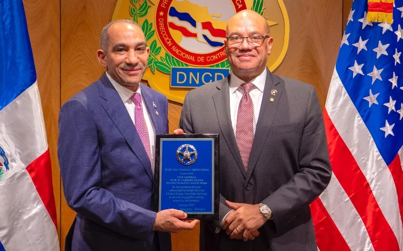 Ronald Davis entregó una placa a Cabrera Ulloa. fuente externa