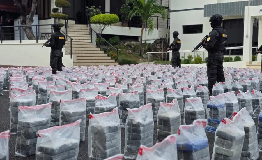 El alijo de cocaína fue incinerada una semana después debido a su volumen.    Archivo