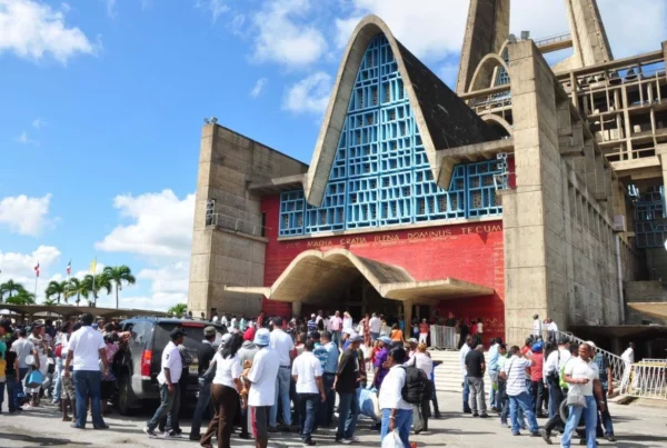 Devotos  piden favores  a la Virgen, incluidos sanación y mejoras en la calidad de vida.
