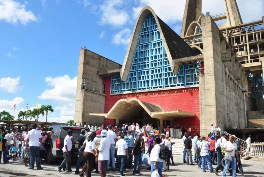Devotos  piden favores  a la Virgen, incluidos sanación y mejoras en la calidad de vida.