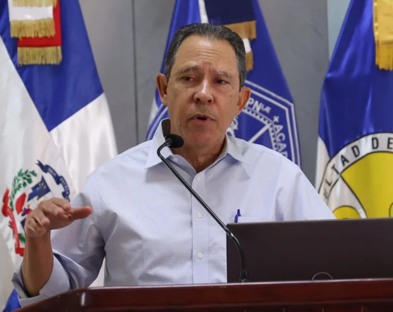 Doctor Leonelo Bautista en conferencia ayer.   José de León