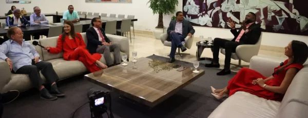 José Luis Corripio, Nelva Peláez, directora de la fundación; César Herrera, médico, José Monegro,  David Ortiz y la cardióloga Rebeca Pérez.  José de León