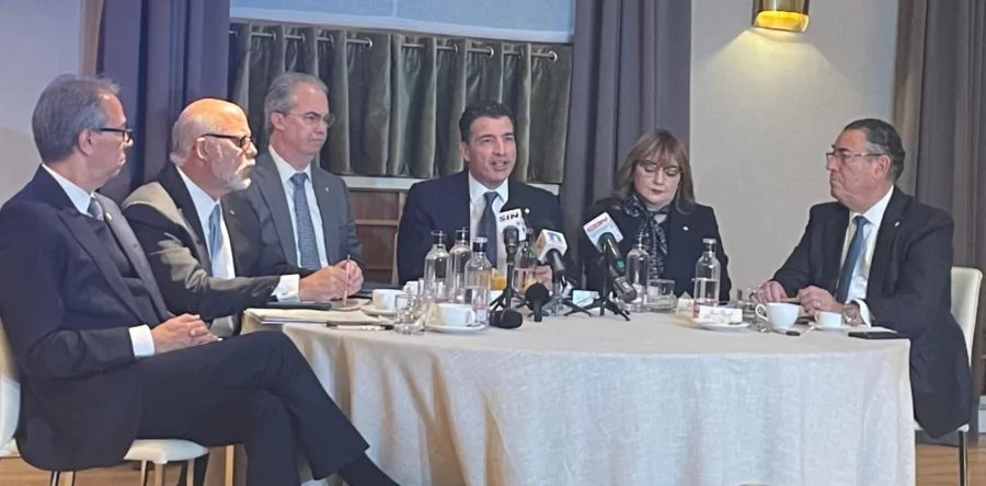 Ejecutivos del Banco Popular Dominicano durante una rueda de prensa en Madrid, España.