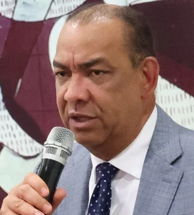 Deligne Ascención, ministro de Obras Públicas.