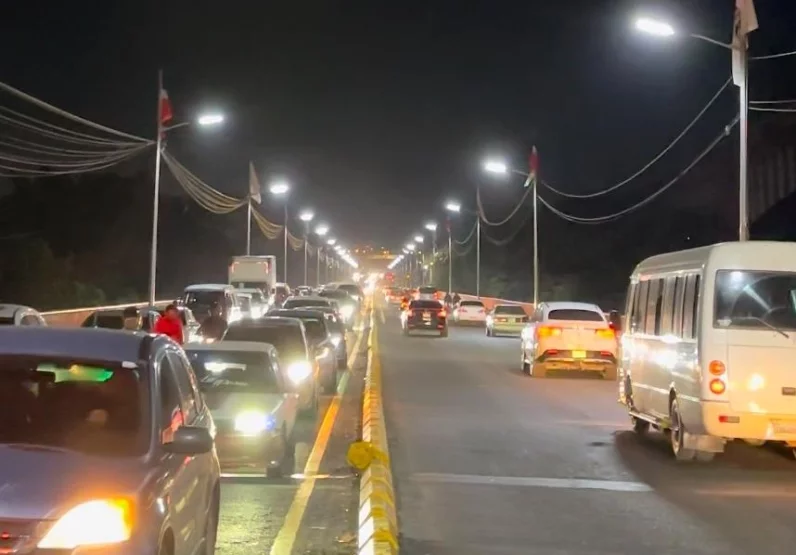 La iluminación abarca parte de la avenida Hermanas Mirabal.