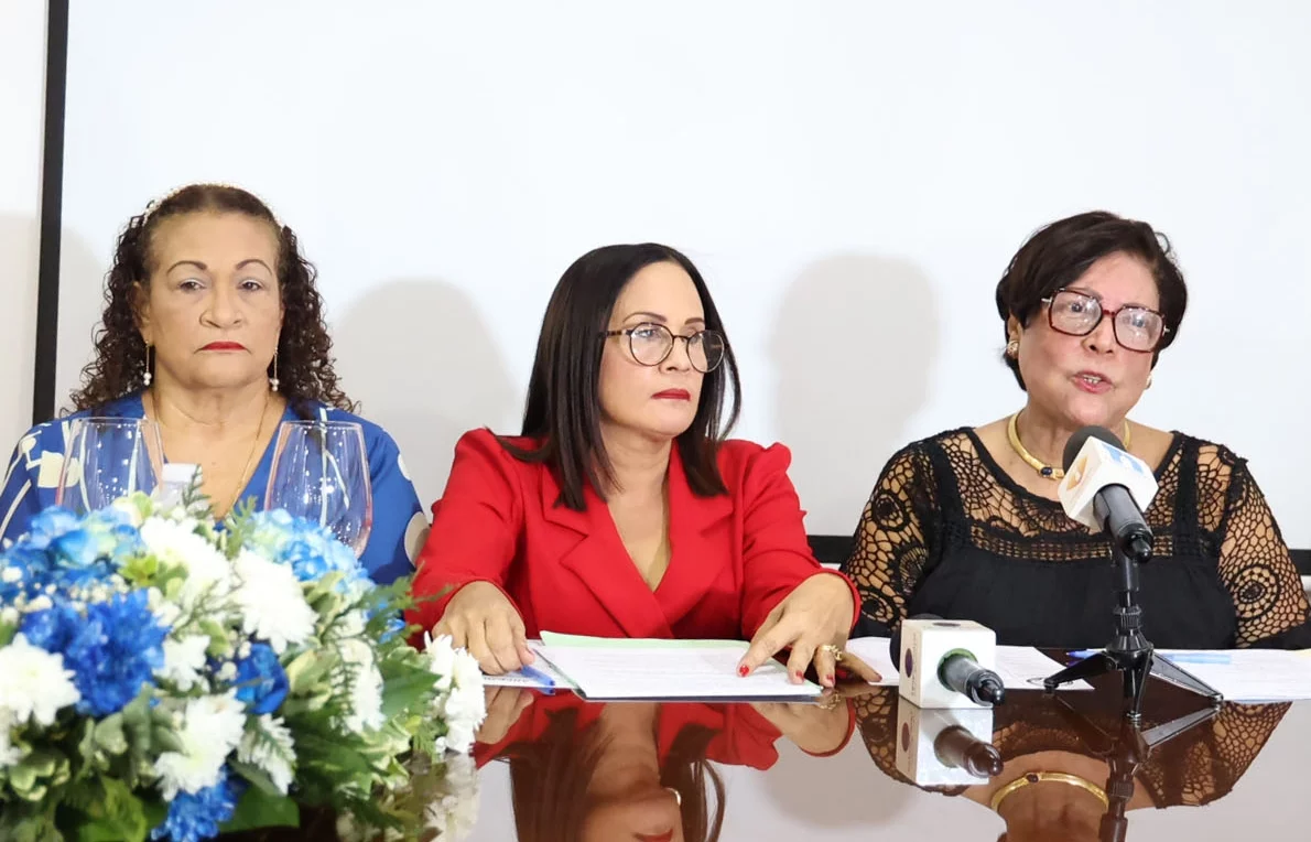 Miosotis Echavarría  y Aracelis Germán, nueva y pasada presidente Anpejubio.  José de León