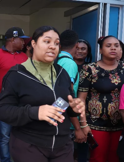 Empleados se apostaron ayer en la entrada de Emergencias.