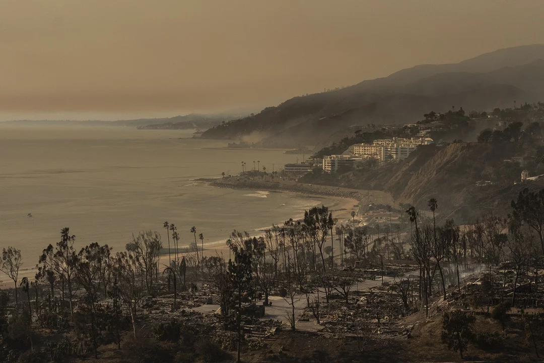 Vista área de los daños causados por los incendios en Los Ángeles. AP