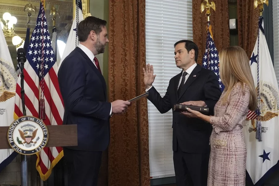 Marco Rubio al prestar juramento como nuevo secretario de Estado de los Estados Unidos. AP