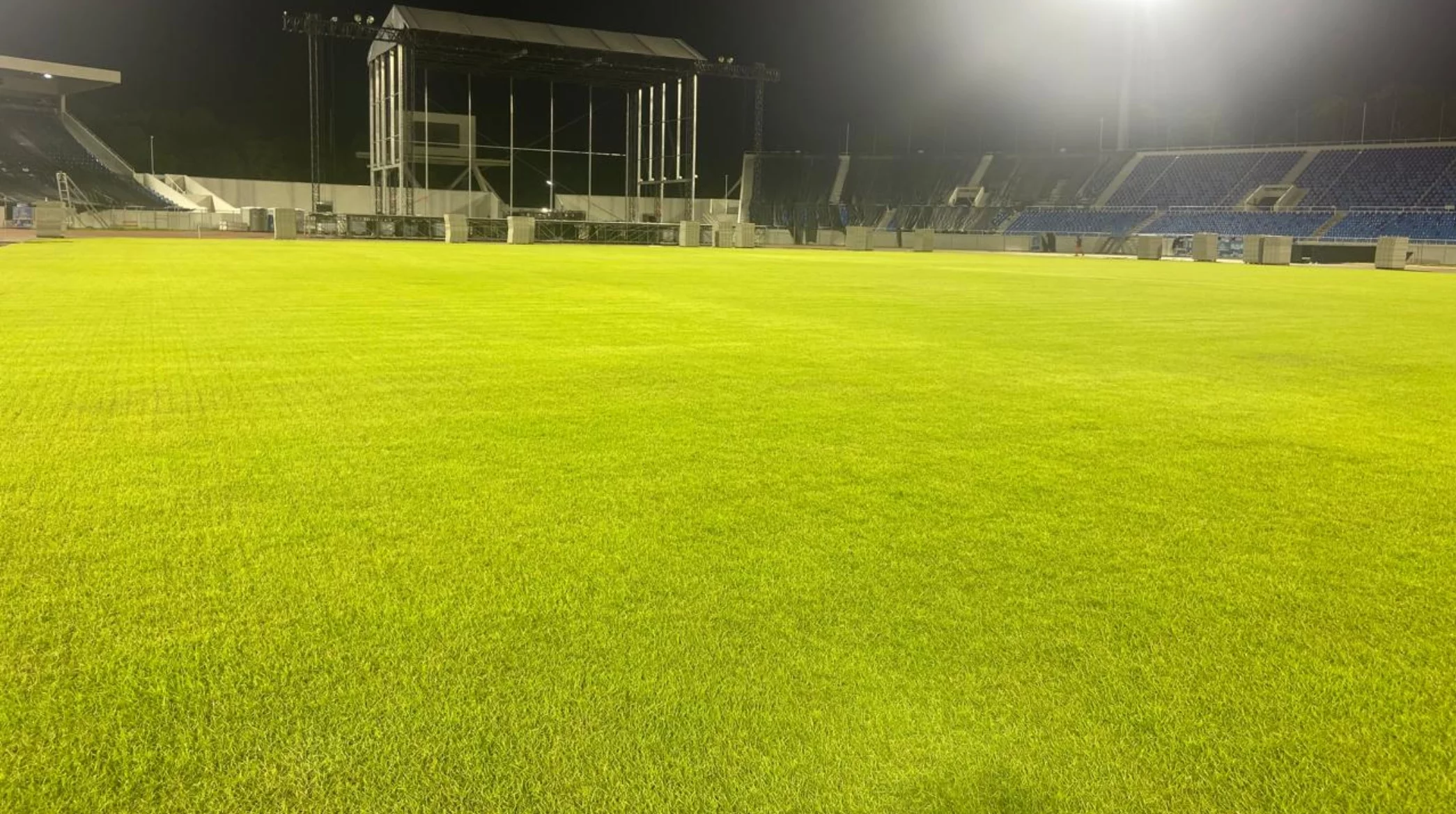 Esta imagen del Estadio Olímpico se tomó ayer,  a solo tres días del concierto del grupo Aventura, luego de retirado el piso especial de protección y se le empezara a aplicar los mantenimientos para la recuperación de la grama. Antes de su uso se reforzó con nutrientes  y oxigenación para la resistencia.